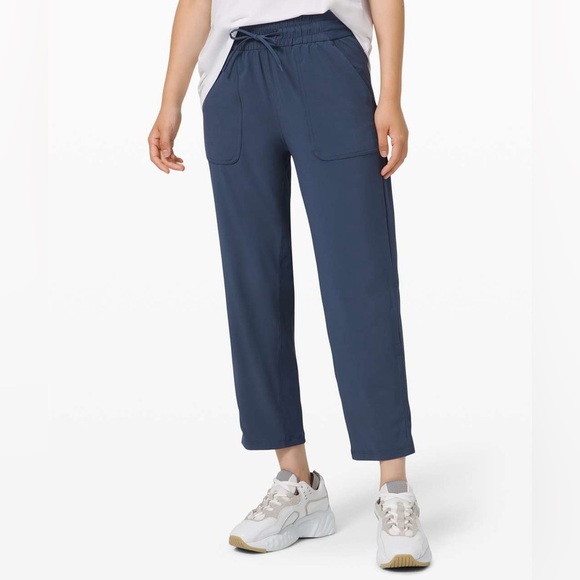 Lululemon Beyond the Studio Crop - Picture 1 of 10